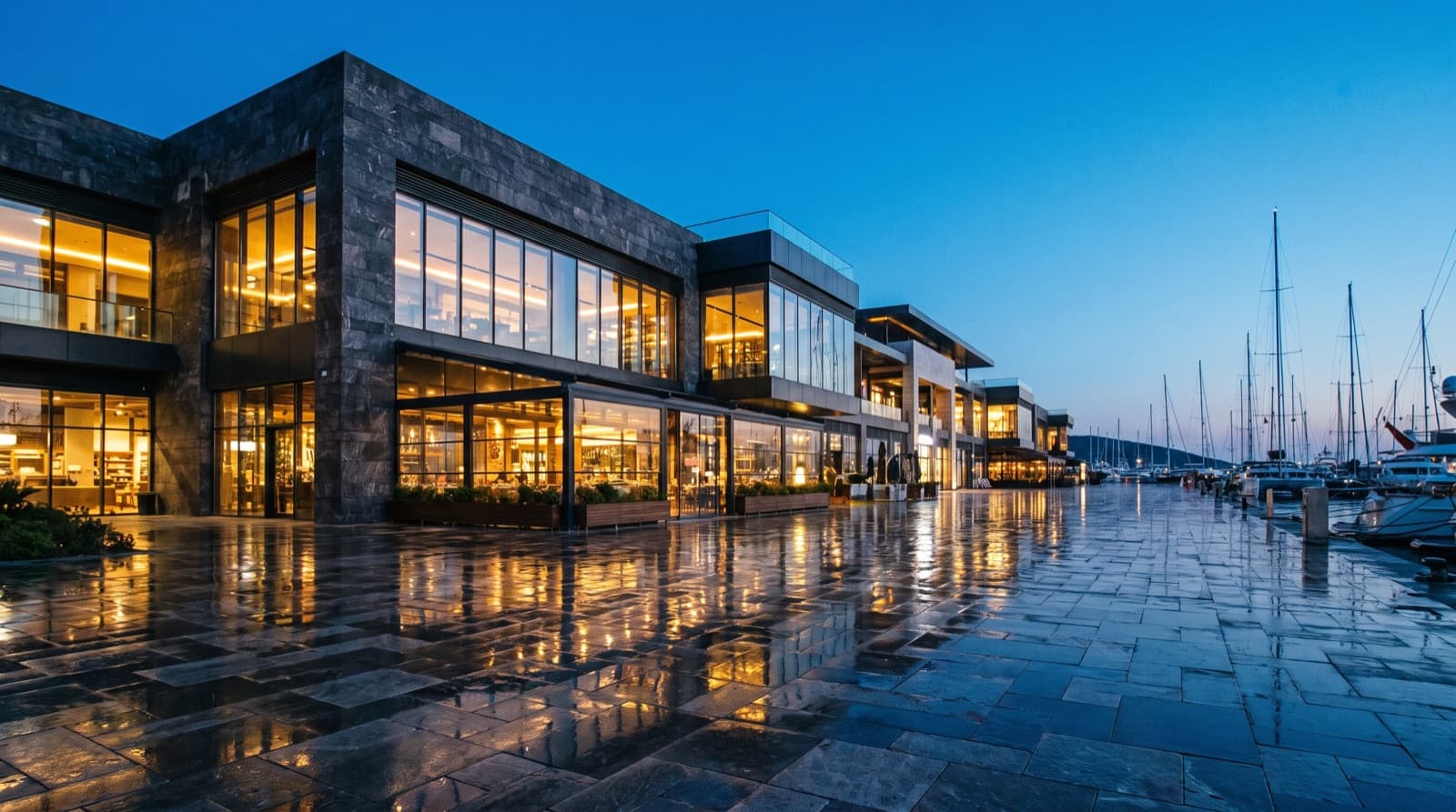 Marina yanında ticari bina