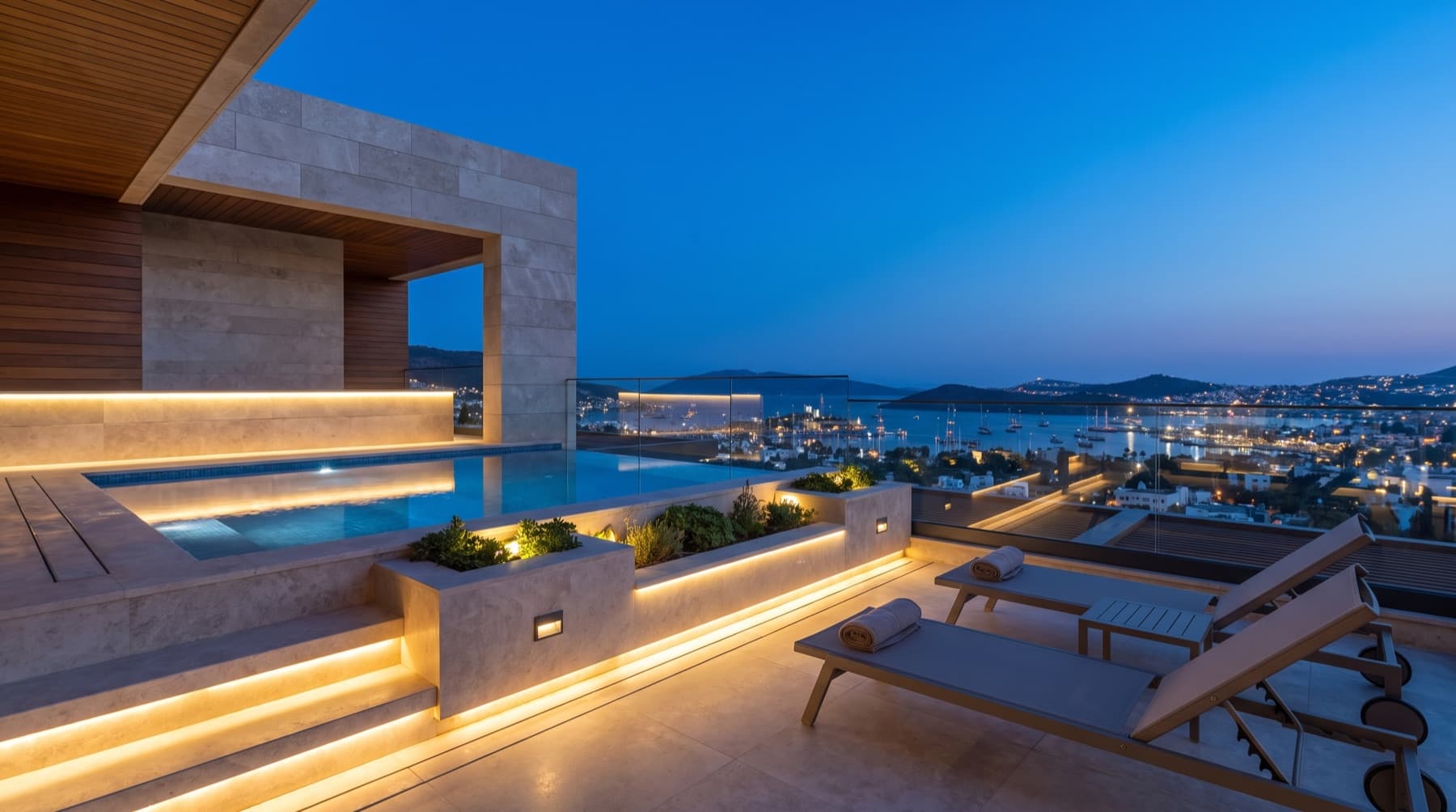Akşam saatinde koy manzaralı penthouse terası